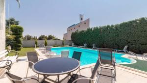 Basen w obiekcie Luxury villa Nicol with pool and sea view 300m from the beach lub w pobliżu