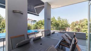Basen w obiekcie Luxury villa Nicol with pool and sea view 300m from the beach lub w pobliżu