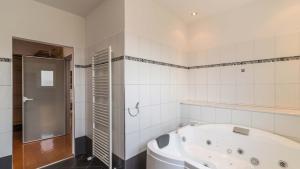 Łazienka w obiekcie Luxury villa Nicol with pool and sea view 300m from the beach