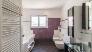 Łazienka w obiekcie Luxury villa Nicol with pool and sea view 300m from the beach