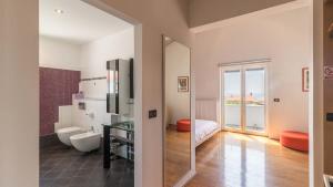 łazienka z toaletą, umywalką i lustrem w obiekcie Luxury villa Nicol with pool and sea view 300m from the beach w Puli