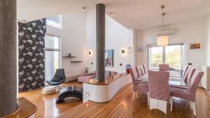 Część wypoczynkowa w obiekcie Luxury villa Nicol with pool and sea view 300m from the beach