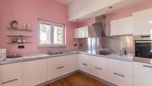 Kuchnia lub aneks kuchenny w obiekcie Luxury villa Nicol with pool and sea view 300m from the beach