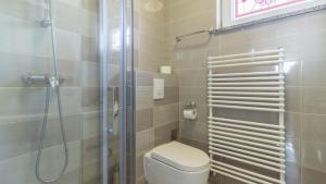 Łazienka w obiekcie Luxury villa Nicol with pool and sea view 300m from the beach