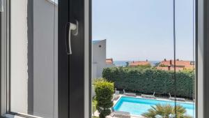 Basen w obiekcie Luxury villa Nicol with pool and sea view 300m from the beach lub w pobliżu