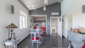 Kuchnia lub aneks kuchenny w obiekcie Luxury villa Nicol with pool and sea view 300m from the beach