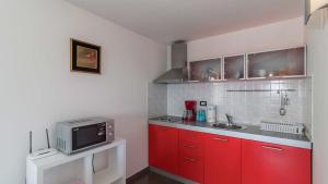 Kuchnia lub aneks kuchenny w obiekcie Luxury villa Nicol with pool and sea view 300m from the beach