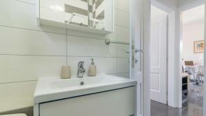 Łazienka w obiekcie Luxury villa Nicol with pool and sea view 300m from the beach