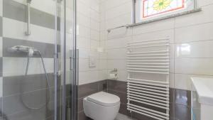 Łazienka w obiekcie Luxury villa Nicol with pool and sea view 300m from the beach