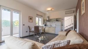 Kuchnia lub aneks kuchenny w obiekcie Luxury villa Nicol with pool and sea view 300m from the beach