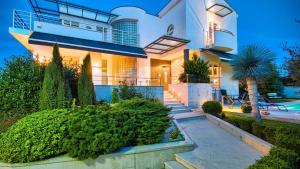 Basen w obiekcie Luxury villa Nicol with pool and sea view 300m from the beach lub w pobliżu