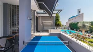 Basen w obiekcie Luxury villa Nicol with pool and sea view 300m from the beach lub w pobliżu