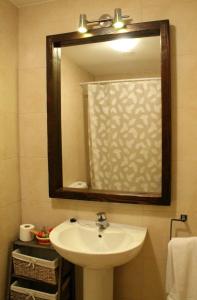 AoizにあるAPARTAMENTO HARINERA-AOIZのバスルーム(洗面台、鏡付)