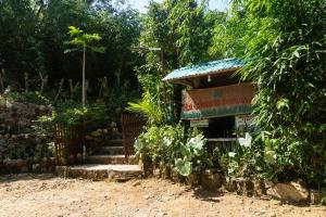 un petit bâtiment au milieu d'un chemin de terre dans l'établissement La Estancia Busuanga, à Busuanga