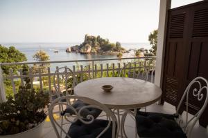 タオルミーナにあるOrata & Spigola Apartments Taorminaのテーブルと椅子、海の景色を望むバルコニー