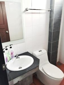 Ένα μπάνιο στο The room Apartment +38 φωτογραφίες