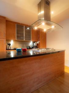 ALTIDO Elegant 2BR Apt with Balcony and Parking