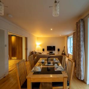 ALTIDO Elegant 2BR Apt with Balcony and Parking