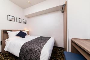 Postel nebo postele na pokoji v ubytování HOTEL MYSTAYS Aomori Station