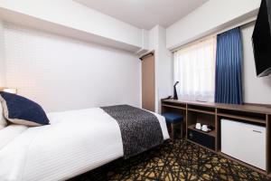 Postel nebo postele na pokoji v ubytování HOTEL MYSTAYS Aomori Station