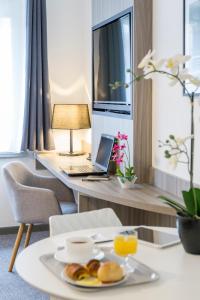 TV a/nebo společenská místnost v ubytování Nemea Appart Hotel Elypseo Strasbourg Port