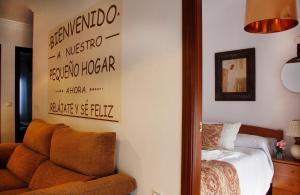コルドバにあるViviendas Turisticas "LA LUNA 2"のベッドルーム(ベッド1台、ソファ、鏡付)