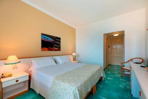 Postel nebo postele na pokoji v ubytování Hotel Torre Normanna
