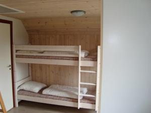 un paio di letti a castello in una camera di Grindsted Aktiv Camping & Cottages a Grindsted