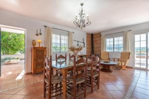 - une salle à manger avec une table et des chaises dans l'établissement Chalet andaluz Los Alberos, à Coín