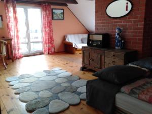 een woonkamer met een stenen tapijt op de vloer bij Dwa jeziora in Wejsuny
