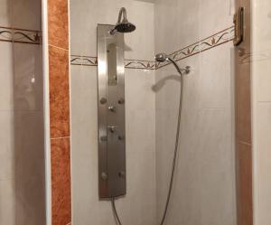 W łazience znajduje się prysznic ze szklanymi drzwiami. w obiekcie Relax - Ferienhaus in Wien w Wiedniu +18 zdjęć