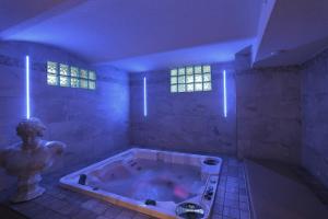 Foto dalla galleria di Active & Wellness Hotel Subterra a Ostrov