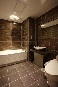 S& Hotel في دايجون: حمام مع حوض ومرحاض ومغسلة