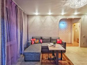 Apart-comfort Istanbul في ياروسلافل: غرفة معيشة مع أريكة وطاولة