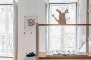 une chambre avec une étagère et une fenêtre dans l'établissement Bairro Alto Bronze of Art Apartments, à Lisbonne
