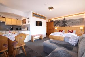 a hotel room with a bed and a kitchen at Allgäu-Moni in Füssen