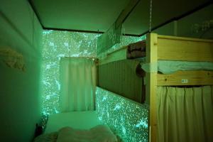 מיטה או מיטות קומותיים בחדר ב-Exit8 Like hostel nedoko