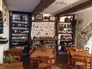 フィウメフレッド・ブルーツィオにあるResidenza d'Epoca Borgodifiumeの木製テーブルとワインのボトルを用意したレストラン