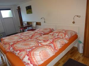 Ein Bett oder Betten in einem Zimmer der Unterkunft Ferienwohnung Kretschmer