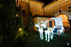 - une décoration de Noël d'un renne dans une pièce dans l'établissement Hotel La Belle Epoque, à Petroşani