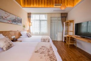 Postel nebo postele na pokoji v ubytování Floral Tengchong Mountain hotel