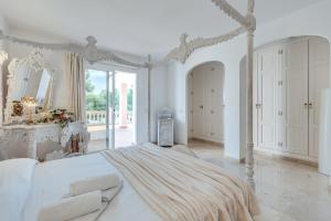 ein weißes Schlafzimmer mit einem großen Bett in einem Zimmer in der Unterkunft Villa Ran de Mar in Port d'Alcúdia + 84 Fotos