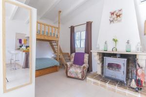 uma sala de estar com lareira e uma escada em YupiHome Caseta de Vernissa em Santa Margalida
