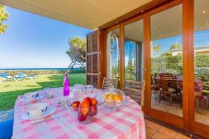 une table avec un bol de fruits dessus dans l'établissement Villa de les Aguiles, à Alcúdia