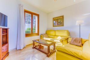 sala de estar con 2 sofás y TV en YupiHome Villa de les Aguiles, en Alcudia