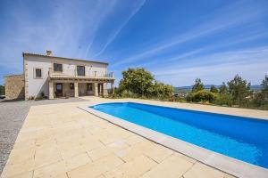 uma vista exterior de uma villa com piscina em YupiHome Finca Son Morei em Vilafranca de Bonany