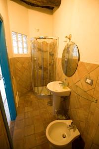 uma casa de banho com um WC, um lavatório e um chuveiro em Residenza d'Epoca Borgodifiume em Fiumefreddo Bruzio