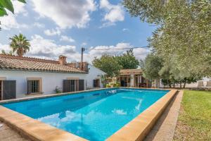 una piscina en el patio trasero de una casa en YupiHome Finca Can Lluc, en Alaró