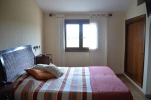 モントゥィリィにあるYupiHome Casa Carlesのベッドルーム1室(大型ベッド1台、窓付)
