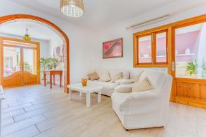 - un salon avec un canapé blanc et une table dans l'établissement YupiHome Cantino House, à Santa Margalida